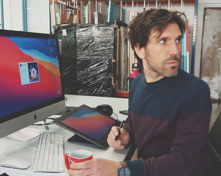 Gerard Casero, motion designer, working at his desk